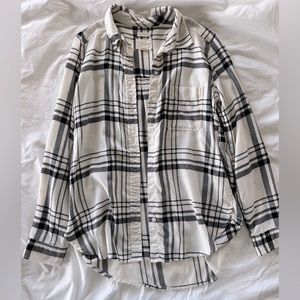 American eagle boyfriend fit flannel shirt. Black and white. Size S/P